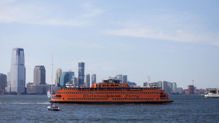 史坦顿岛游船正在哈德逊河上航行 史坦顿岛游船正在哈德逊河上航行