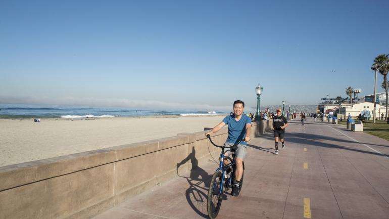 沿着海滩骑行 沿着海滩骑行