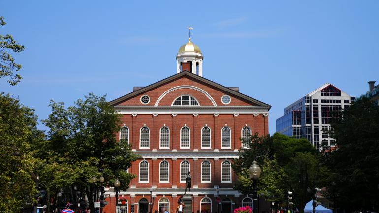 法尼尔厅前游客众多