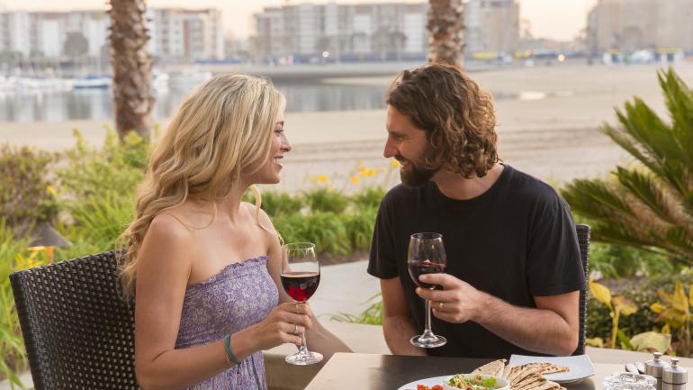 一对情侣享受红酒