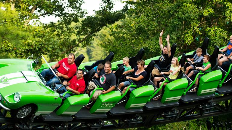 人们在威廉斯堡的游乐园乘坐过山车