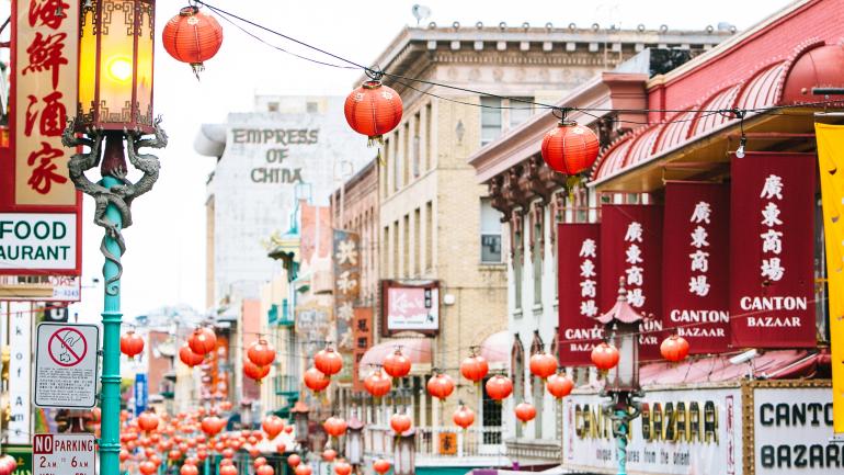 新年灯笼整齐挂在唐人街