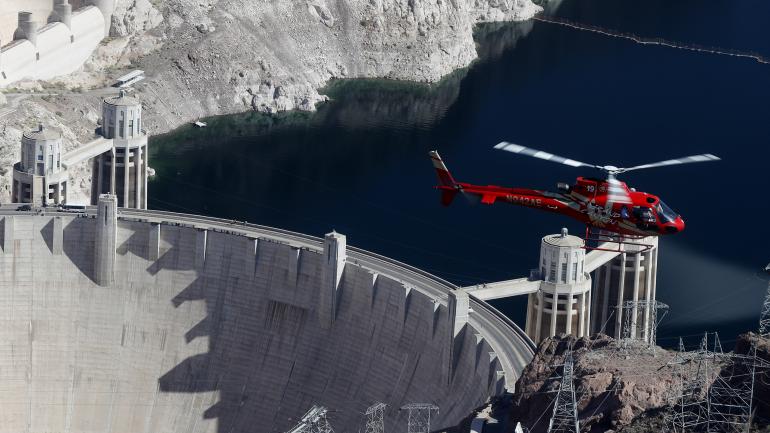 一架Papillon直升机飞过Hoover Dam上空  一架Papillon直升机飞过Hoover Dam上空