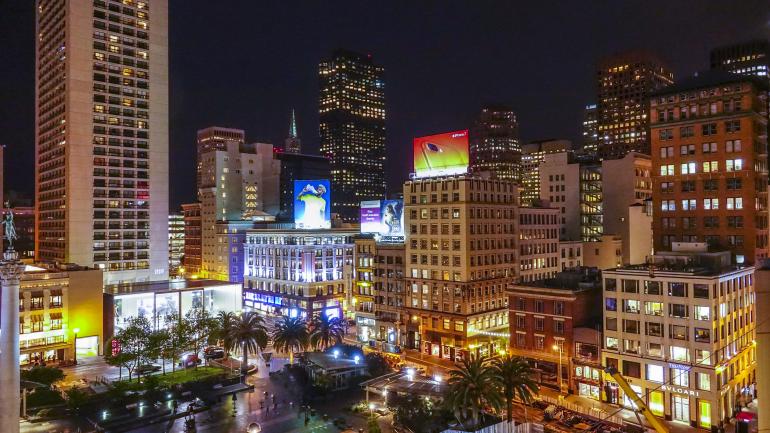 夜晚亮灯的联合广场