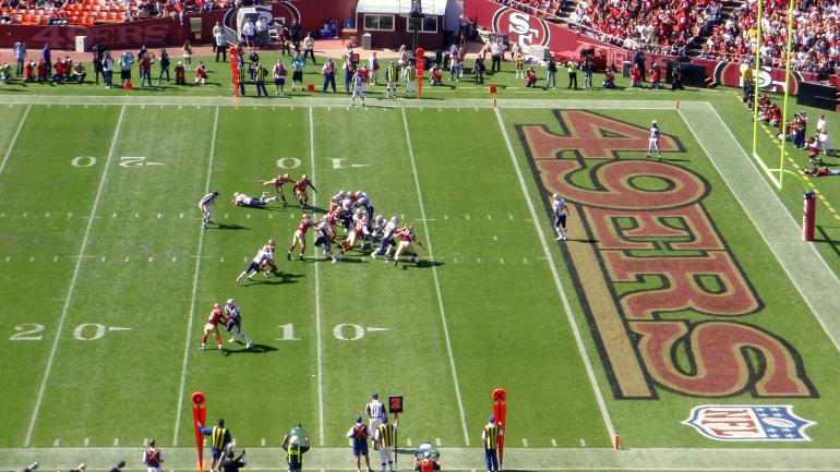 橄榄球:旧金山49人与奥克兰突袭者在球场比赛 橄榄球:旧金山49人与奥克兰突袭者在球场比赛