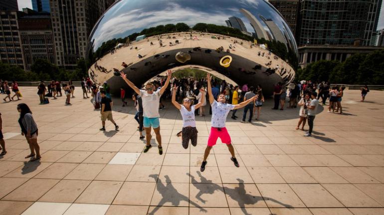 位于芝加哥千禧公园的云门，又称豆豆
