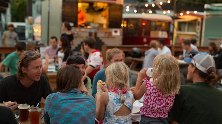 一行人在享受食品车的美食