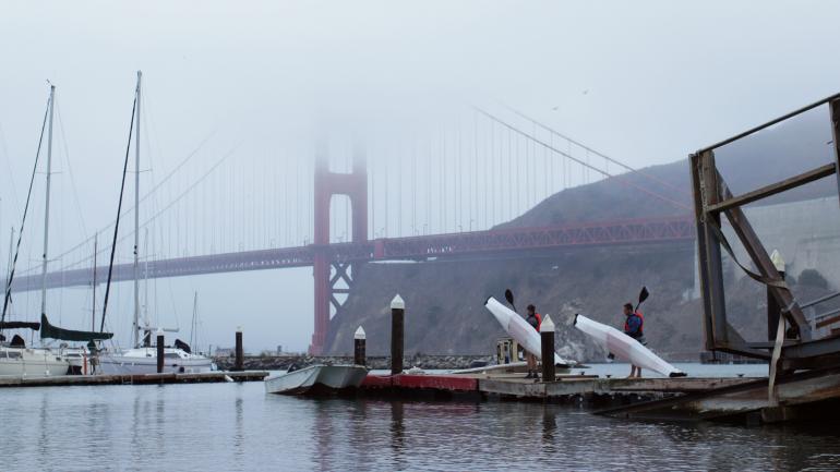 清晨未散的雾也不能浇熄划船爱好者的热情
