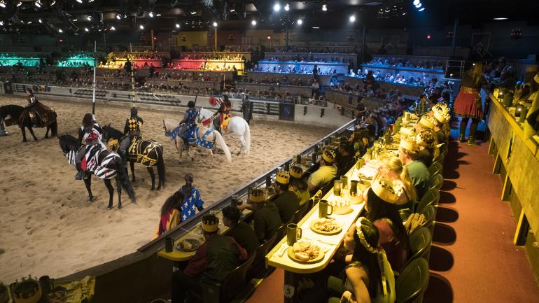 我在加州阿纳海姆的中世纪餐厅广场里边看演出,边享受美食  我在加州阿纳海姆的中世纪餐厅广场里边看演出,边享受美食