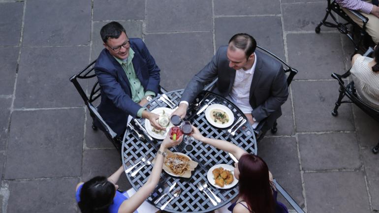 两对情侣在享用新奥尔良晚餐前干杯 两对情侣在享用新奥尔良晚餐前干杯