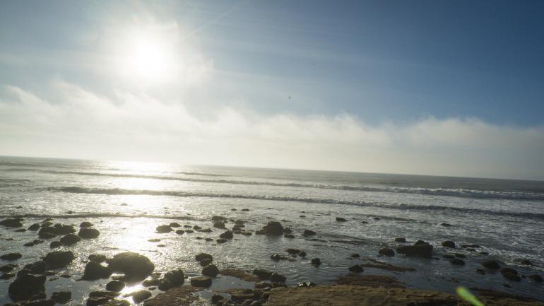 日若下的潮汐拍打着岩石