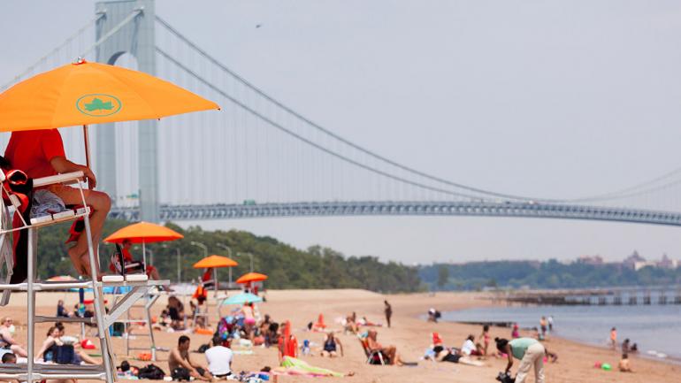 救生员以及海滩爱好者在史坦顿岛南部海滩 救生员以及海滩爱好者在史坦顿岛南部海滩