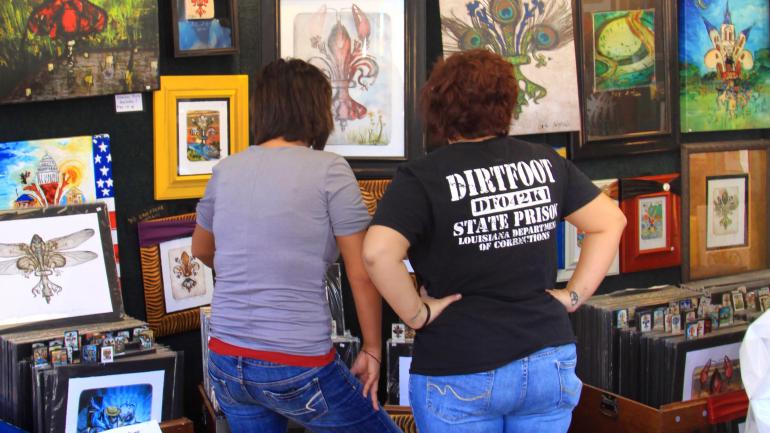 两个女子在浏览红河艺术节的艺术品 两个女子在浏览红河艺术节的艺术品