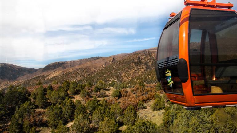 在缆车里饱览美景 在缆车里饱览美景