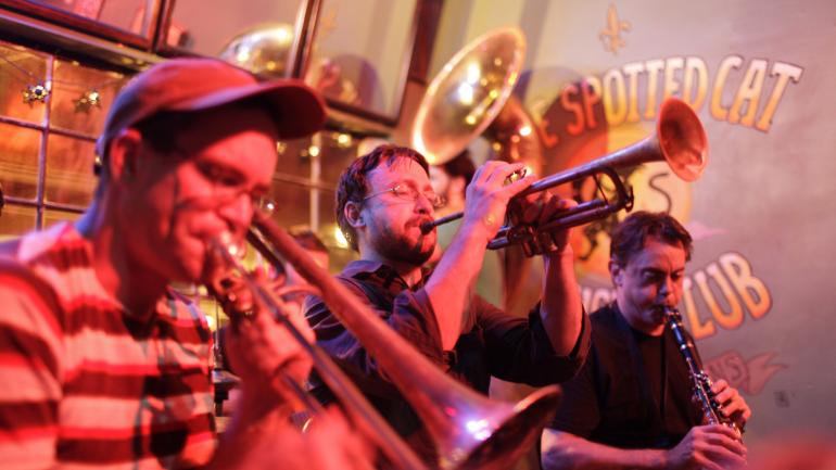 在法国人街上表演的爵士乐队