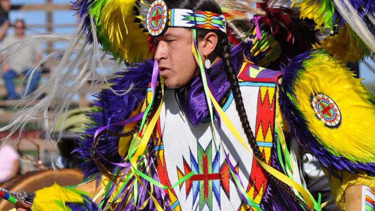 在街边表演的狂欢节美国印第安人