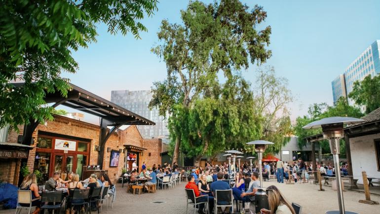 圣佩德罗广场的美食市场是个热门用餐地选择