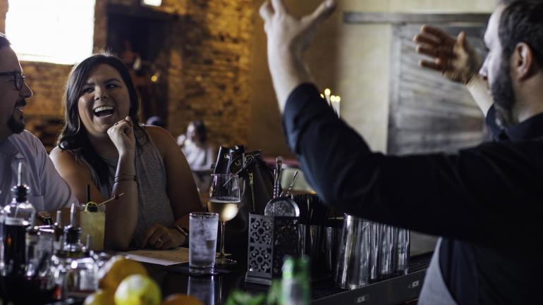 在富尔顿市场区和朋友小聚