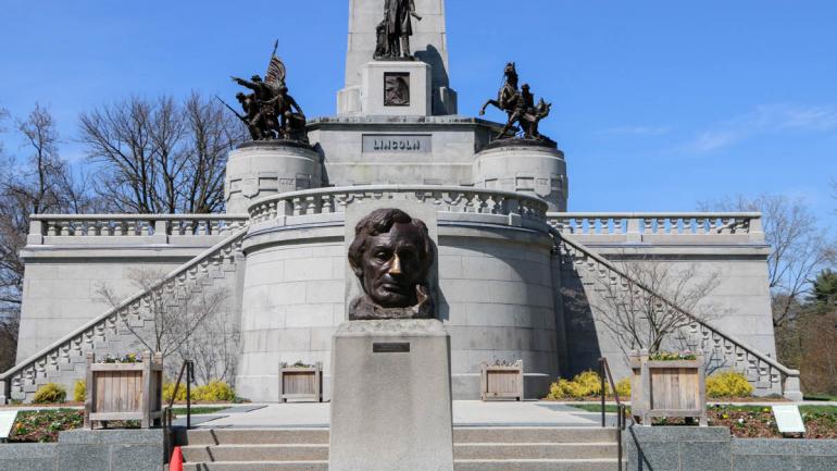 林肯墓，传说摸到林肯鼻子会很幸运