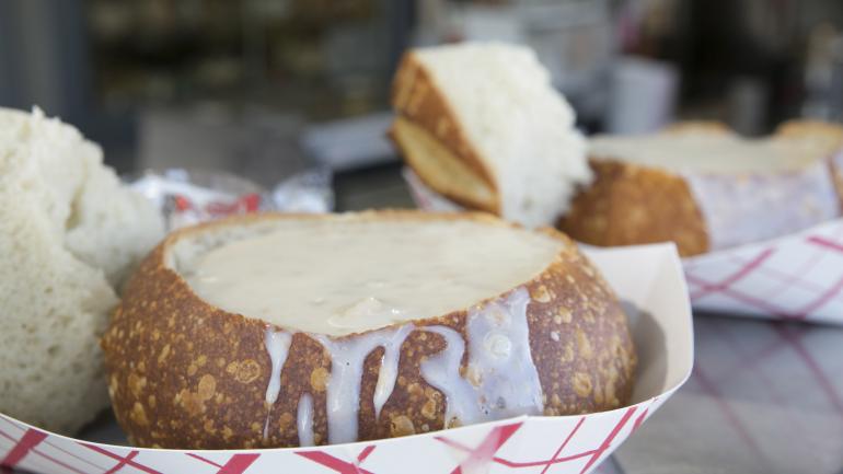 面包碗里的海鲜杂烩汤