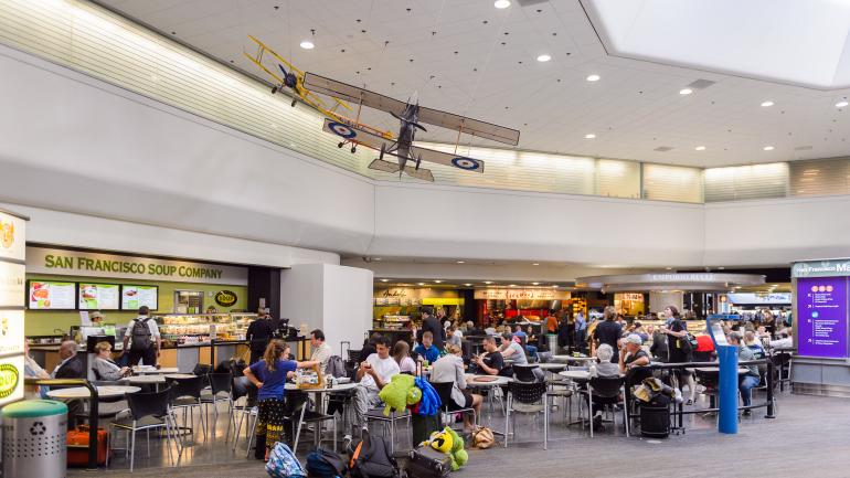 旅客在餐饮区休息