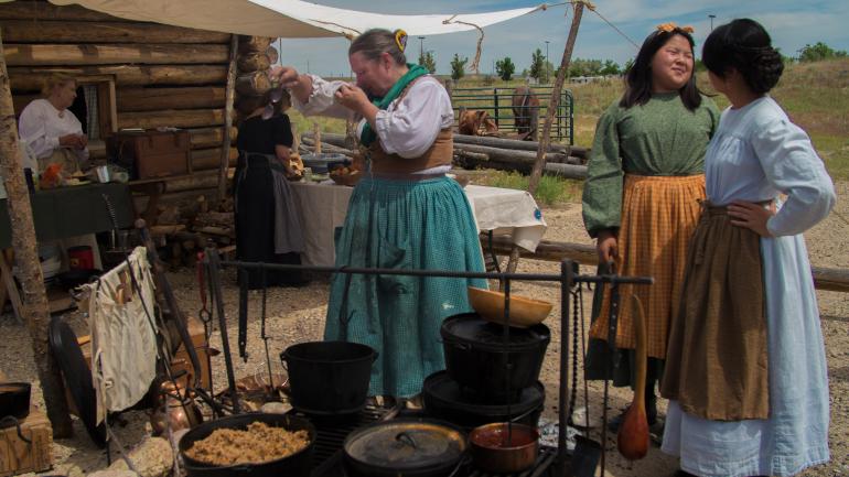 一些身着戏装的演员在国家历史性路径解释中心 一些身着戏装的演员在国家历史性路径解释中心