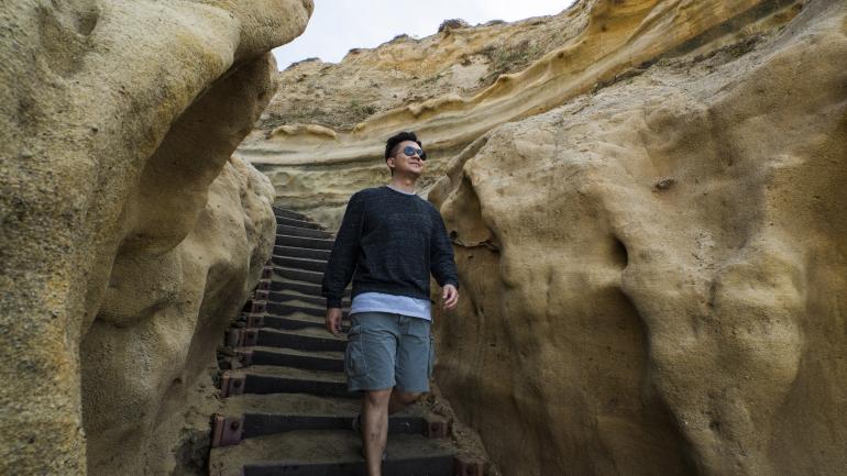 沿着台阶走下海滩 沿着台阶走下海滩