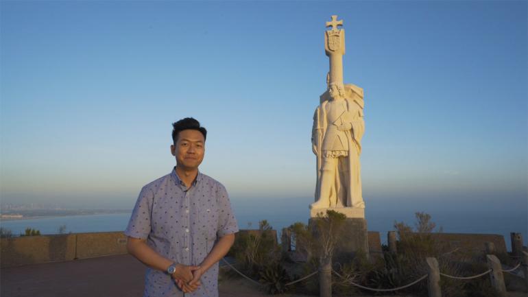 矗立在卡布里奥国家纪念碑的胡安·罗德里格兹·卡布里奥的雕像俯瞰着圣地亚哥的海岸线