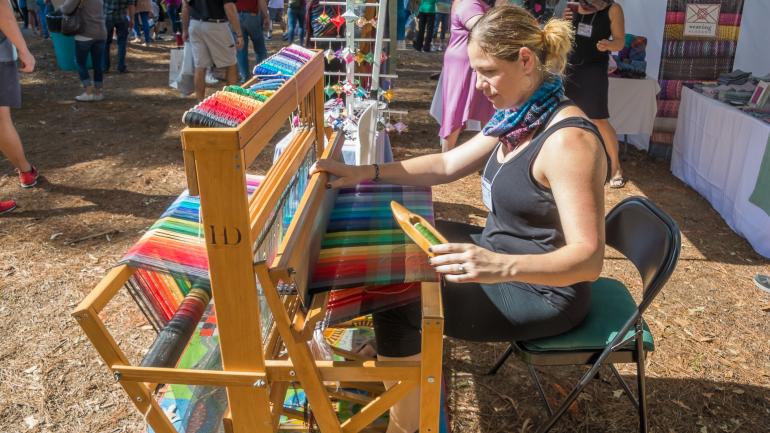 在肯塔克艺术节上编织的女子