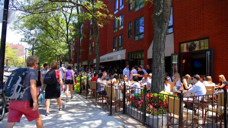 纽伯利街的露天餐厅