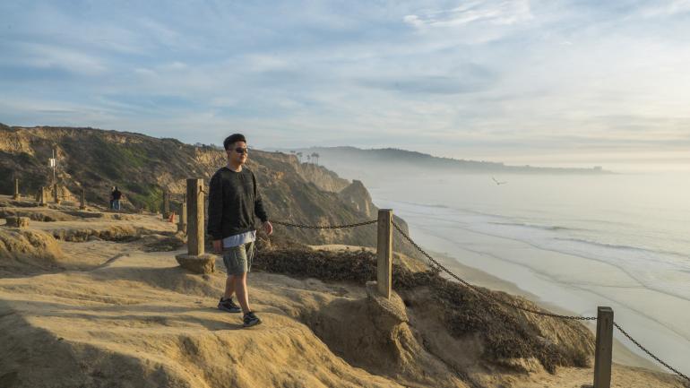 走在通往海滩的小径 走在通往海滩的小径