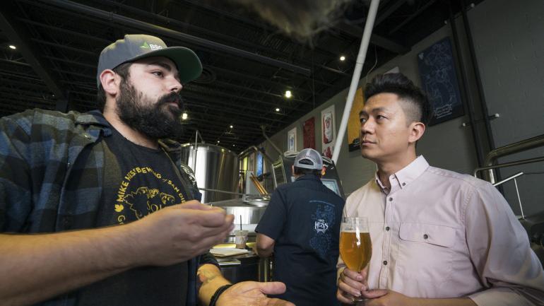 酿酒师在为我的酿酒之旅详细介绍精酿啤酒的成分和风味。