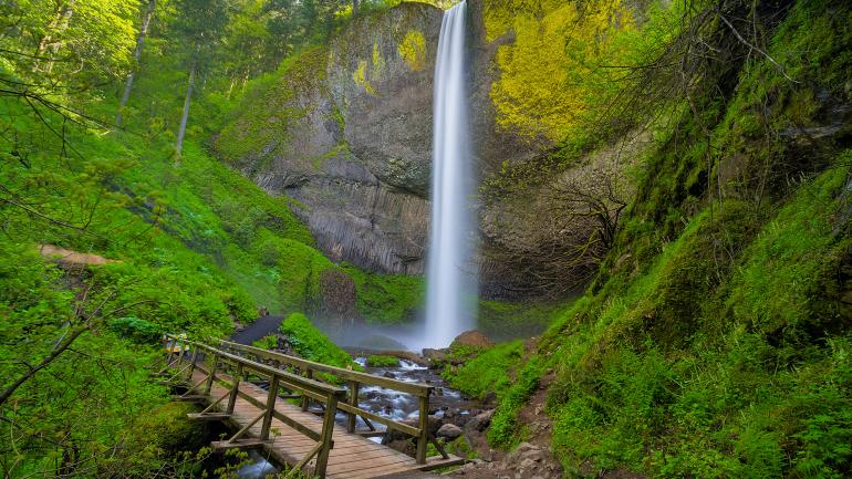 位于拉托利奥瀑布下游的木制行人桥