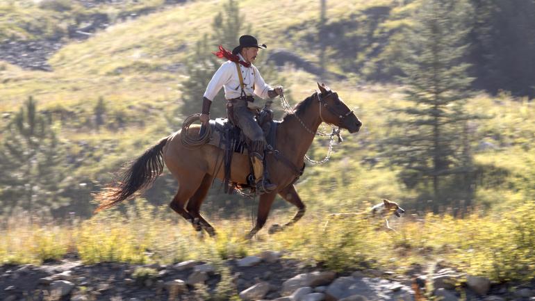西部牛仔驰骋于马背之上 西部牛仔驰骋于马背之上