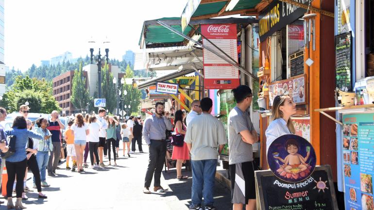 在工作日时，波特兰当地人会在午餐时间在食品车前排队