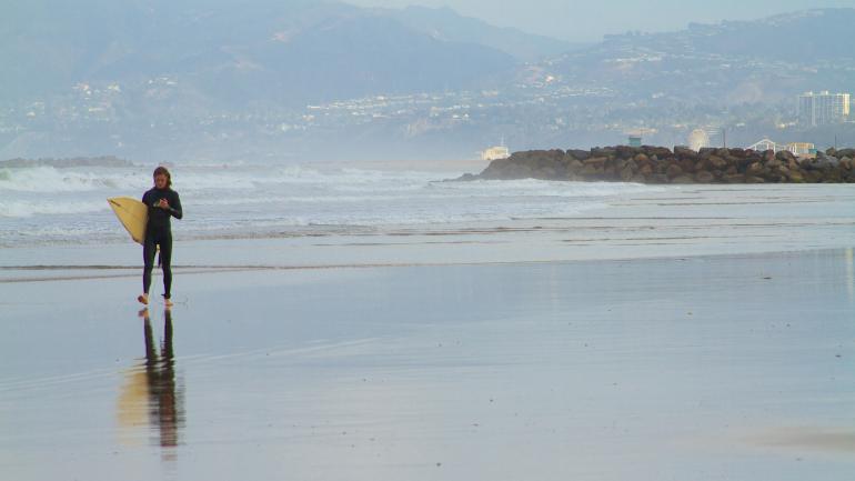 威尼斯海滩上的冲浪者