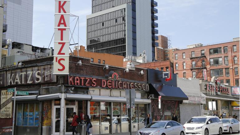 Katz's Delicatessen熟食店以美味可口的烟熏牛肉三明治而闻名