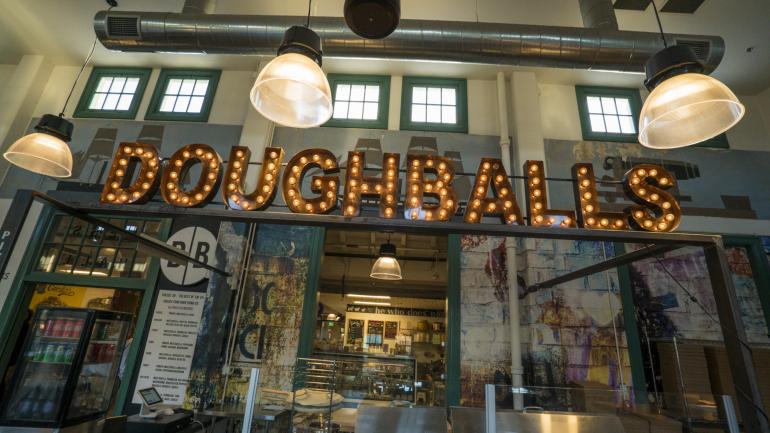 自由市场一周7天全部开放，內有許多美食摊位