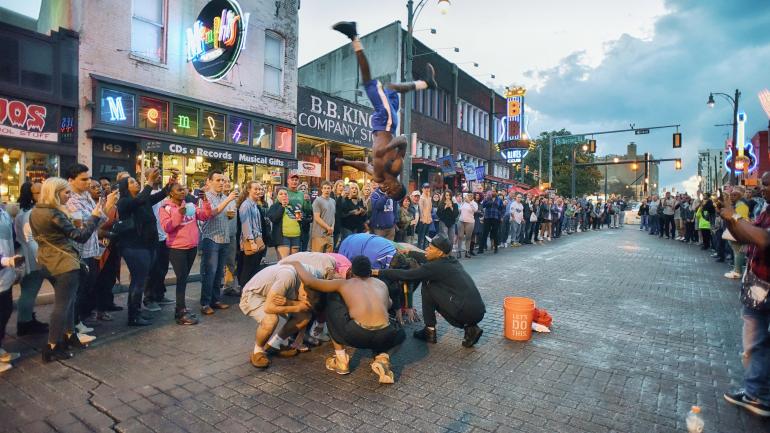 孟菲斯充满表演的比尔街