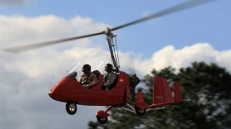 飞行员带着游客观赏风景 飞行员带着游客观赏风景