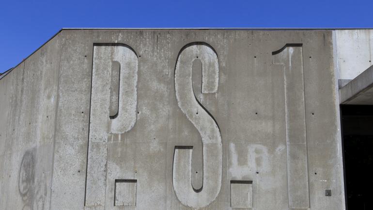 纽约现代艺术博物馆PS1的外墙与标语 纽约现代艺术博物馆PS1的外墙与标语