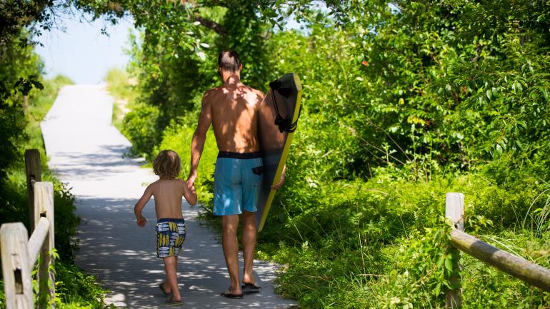 沿着小路去到海滩