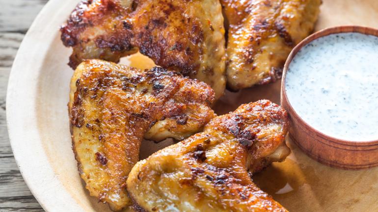 一盘配烤肉酱的阿拉巴马烤鸡翅