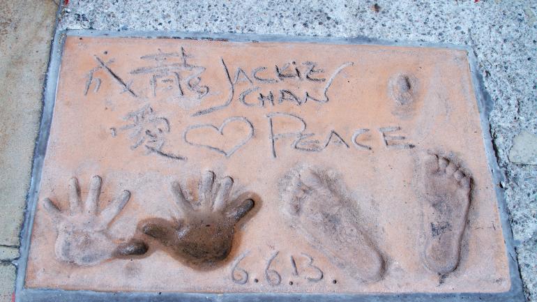 成龙在星光大道上留下的手印