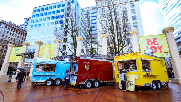 “我喜爱的黄色炒鸡蛋”食品车在两辆早餐车的旁边