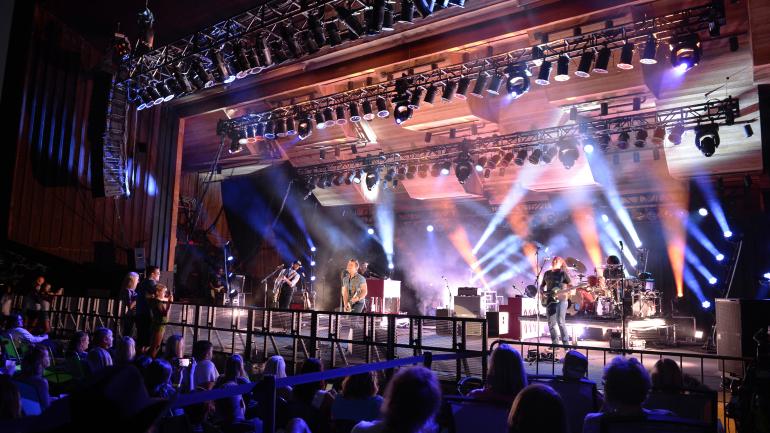 一支摇滚乐队在台上尽情演出