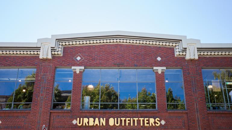 位于西北23街的Urban Outfitter的外部 位于西北23街的Urban Outfitter的外部