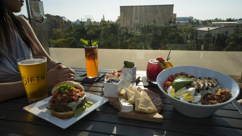 我正在加州阿纳海姆的第五餐厅享受美景和美食 我正在加州阿纳海姆的第五餐厅享受美景和美食