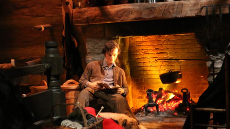 叙述林肯坐在炉火旁看书