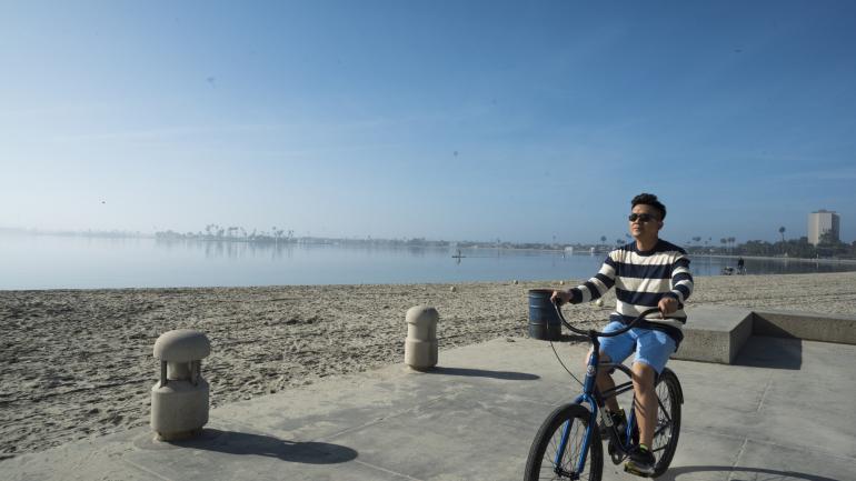 在阳光下惬意骑行于米申湾公园20公里的自行车道，还能欣赏沿途风光